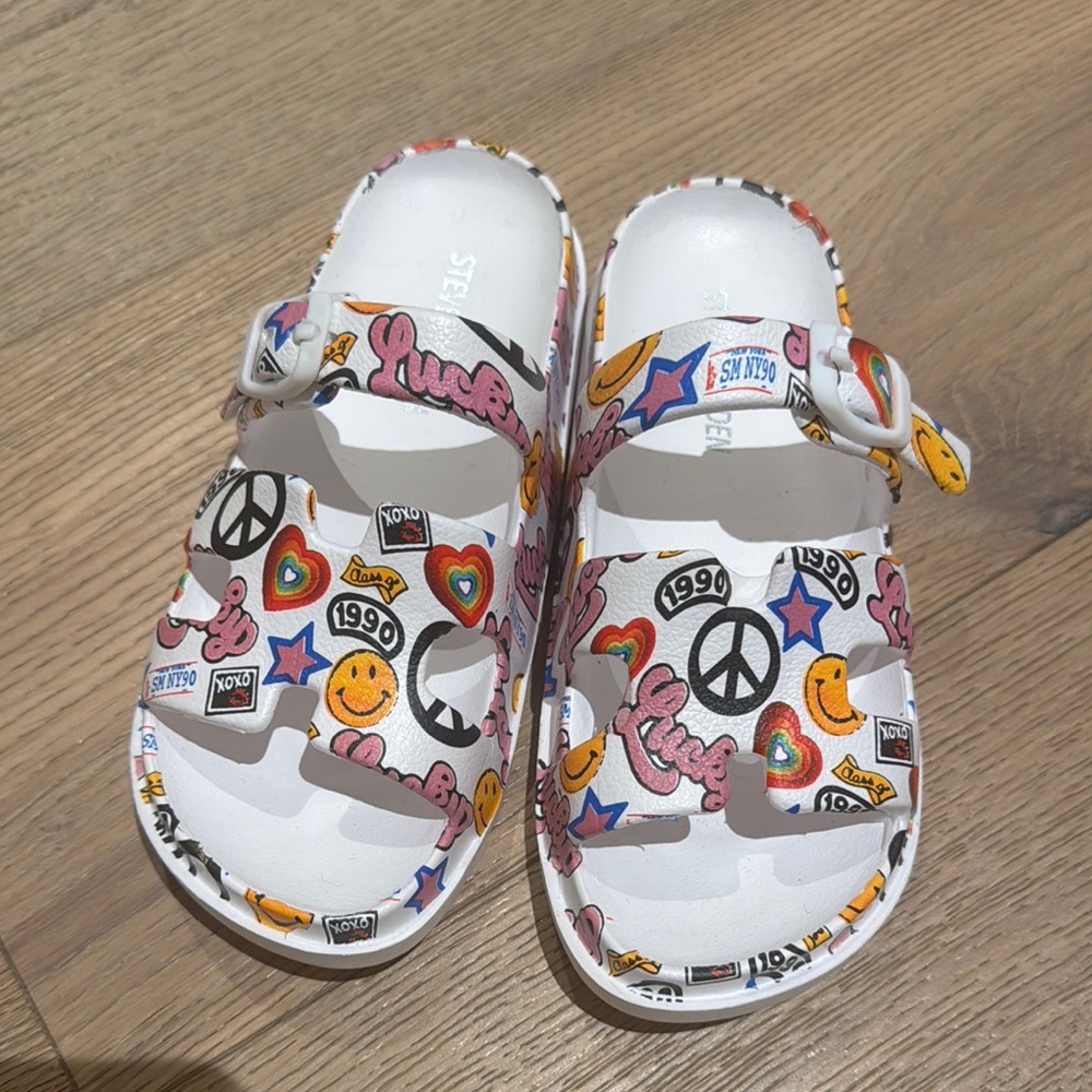 Steve Madden Kids Graphic Sandals - White with Multicolor Design